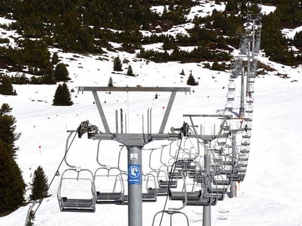 Ski-chairlift-thredbo